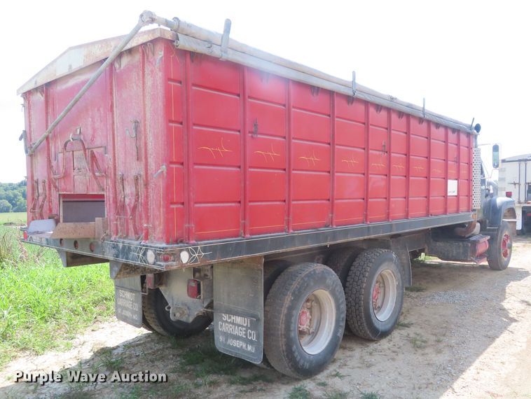 image for item DD6394 1979 International F2574 grain truck