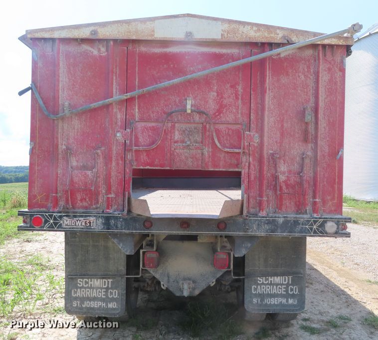 image for item DD6394 1979 International F2574 grain truck