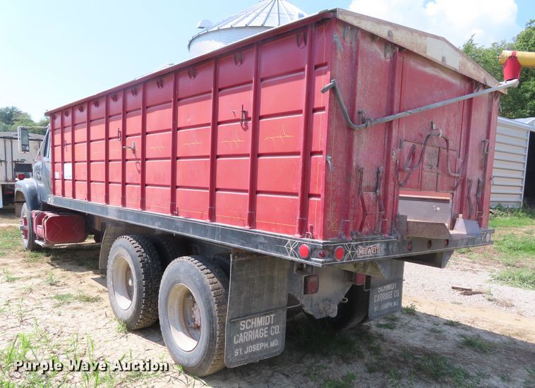 image for item DD6394 1979 International F2574 grain truck