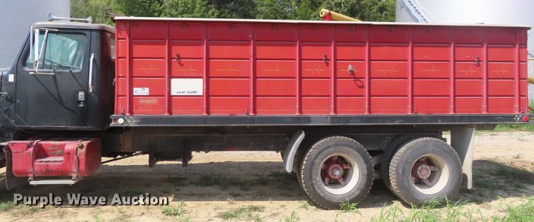 image for item DD6394 1979 International F2574 grain truck