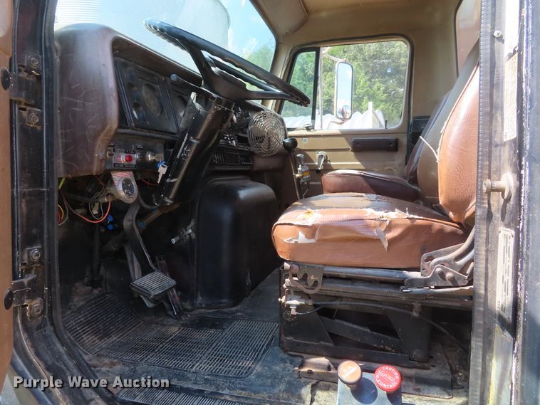 image for item DD6394 1979 International F2574 grain truck