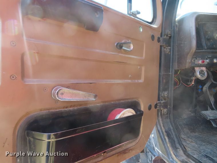 image for item DD6394 1979 International F2574 grain truck