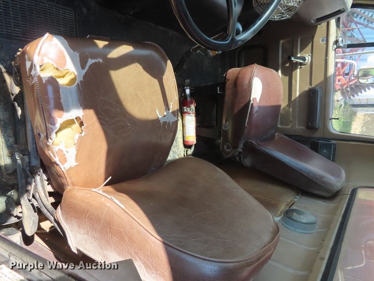 image for item DD6394 1979 International F2574 grain truck