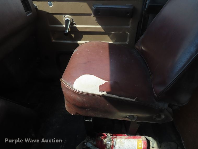 image for item DD6394 1979 International F2574 grain truck