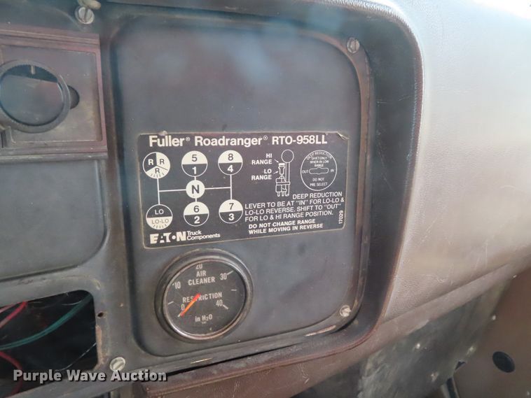 image for item DD6394 1979 International F2574 grain truck