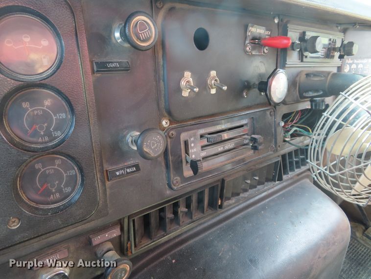 image for item DD6394 1979 International F2574 grain truck