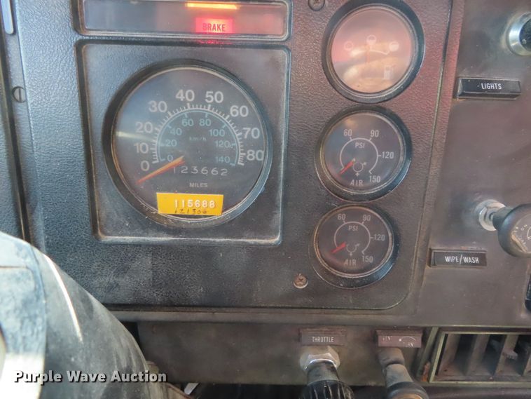 image for item DD6394 1979 International F2574 grain truck