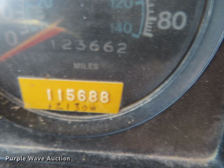 image for item DD6394 1979 International F2574 grain truck