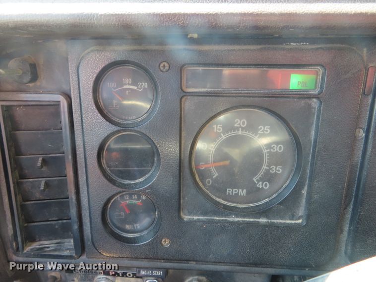 image for item DD6394 1979 International F2574 grain truck