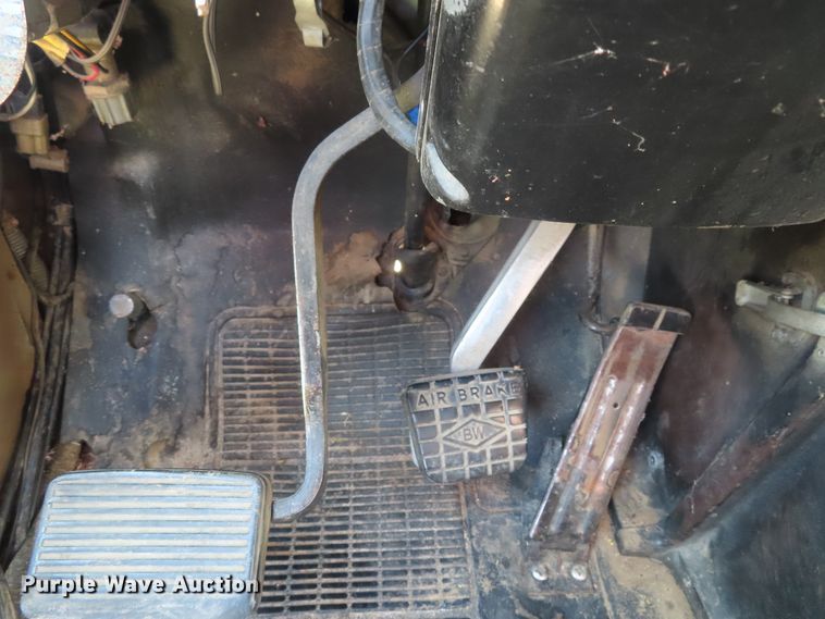 image for item DD6394 1979 International F2574 grain truck