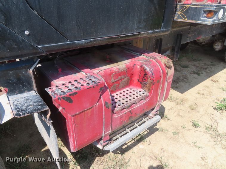 image for item DD6394 1979 International F2574 grain truck