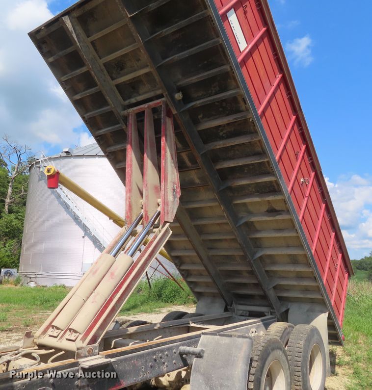 image for item DD6394 1979 International F2574 grain truck