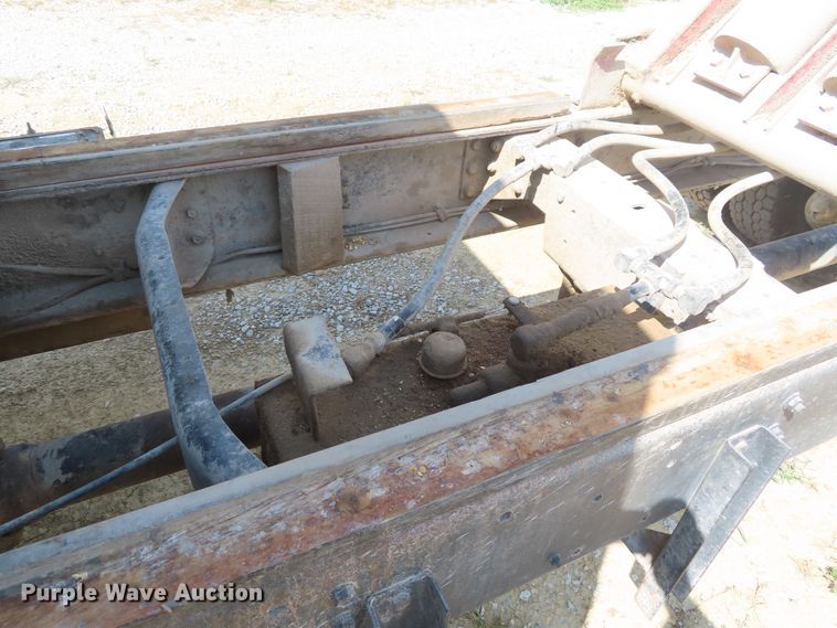 image for item DD6394 1979 International F2574 grain truck