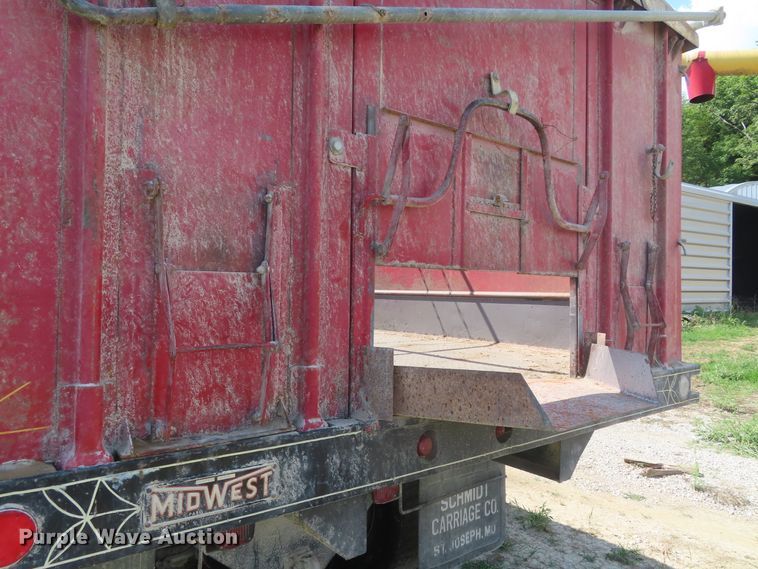 image for item DD6394 1979 International F2574 grain truck