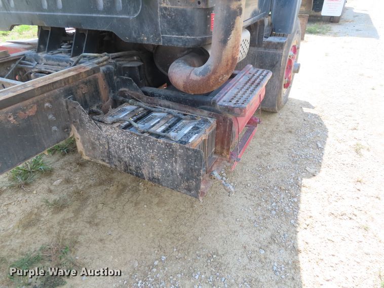 image for item DD6394 1979 International F2574 grain truck