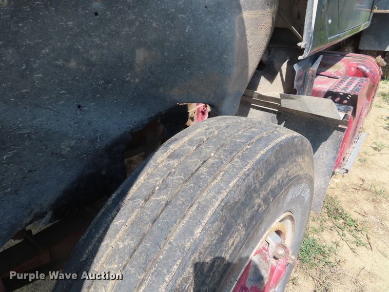 image for item DD6394 1979 International F2574 grain truck