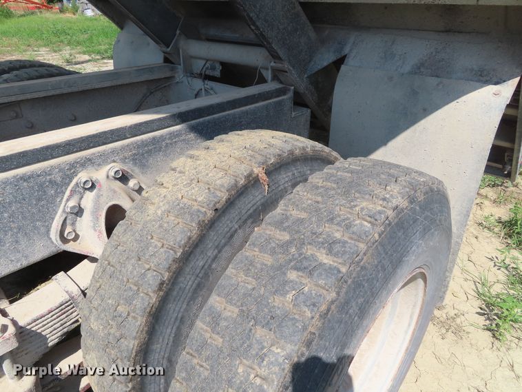 image for item DD6394 1979 International F2574 grain truck