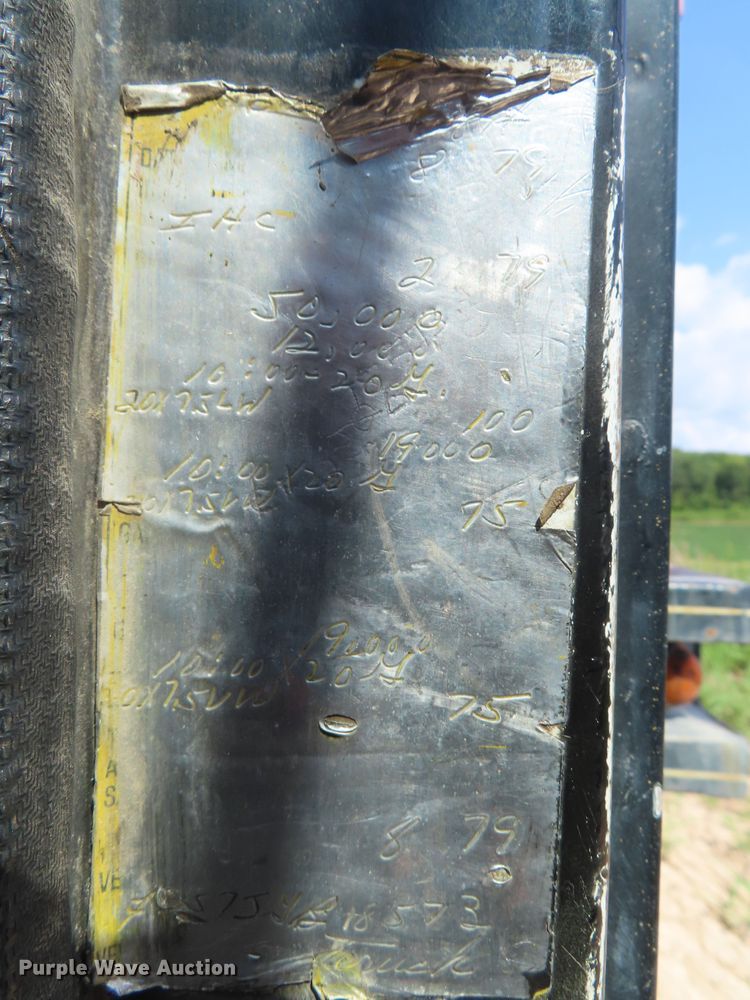 image for item DD6394 1979 International F2574 grain truck