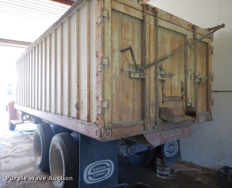 image for item DD6395 1980 Ford grain truck