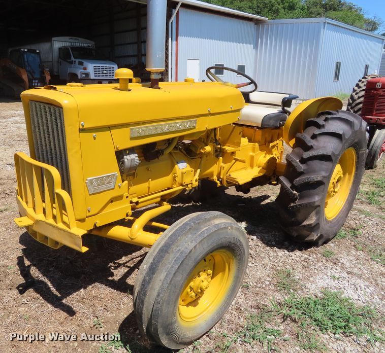 image for item DD6412 1967 International 2404 tractor