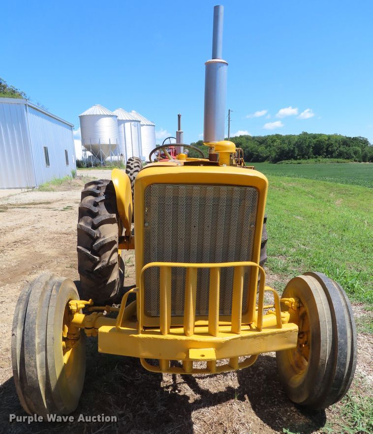 image for item DD6412 1967 International 2404 tractor