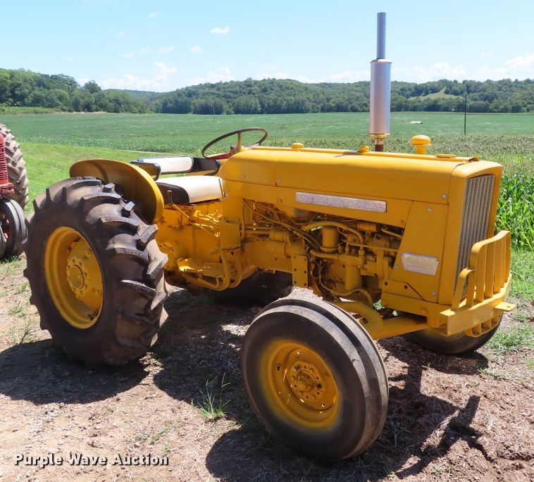 image for item DD6412 1967 International 2404 tractor