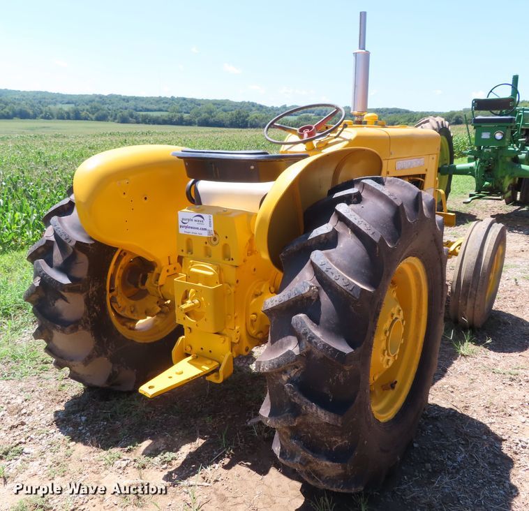 image for item DD6412 1967 International 2404 tractor