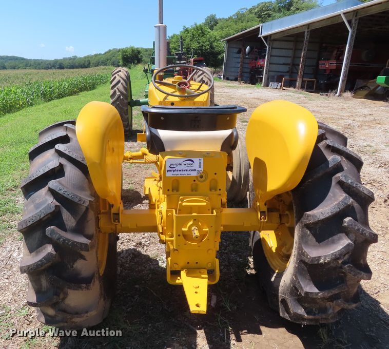 image for item DD6412 1967 International 2404 tractor