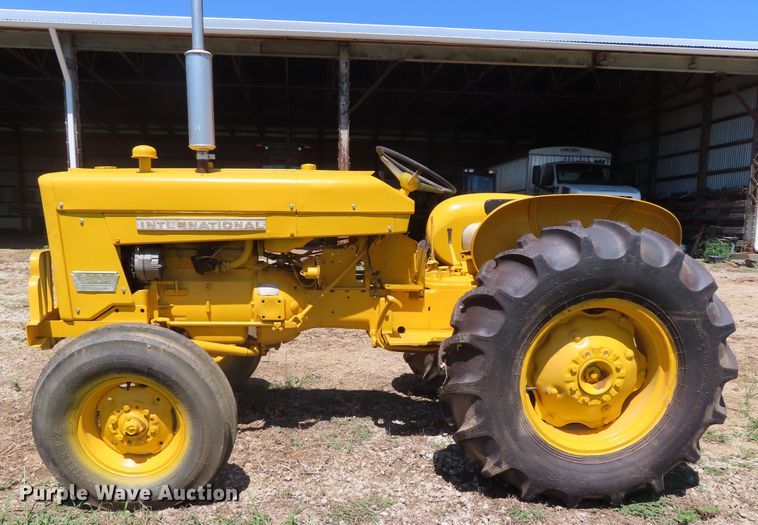 image for item DD6412 1967 International 2404 tractor