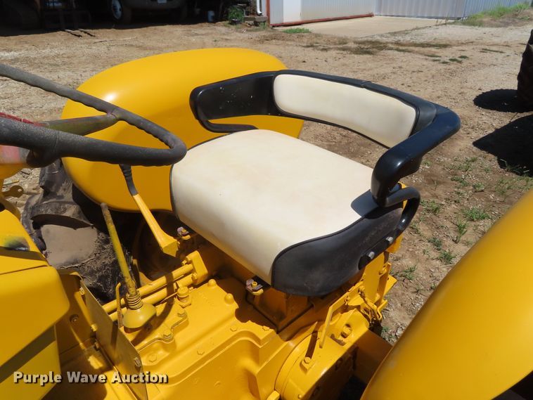 image for item DD6412 1967 International 2404 tractor