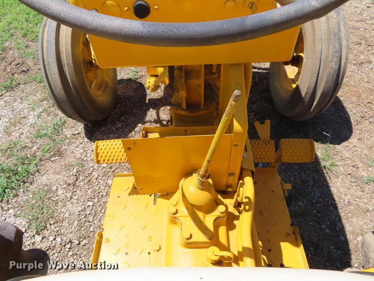 image for item DD6412 1967 International 2404 tractor