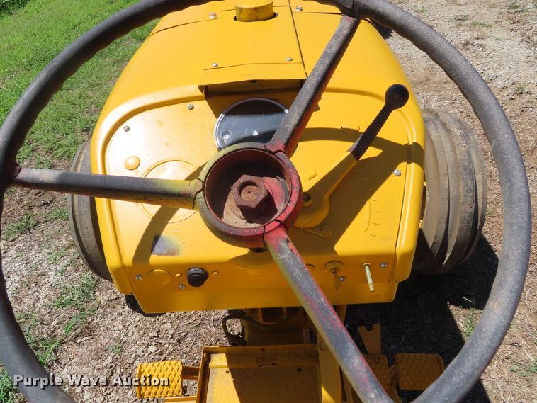 image for item DD6412 1967 International 2404 tractor