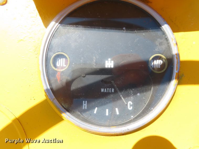 image for item DD6412 1967 International 2404 tractor