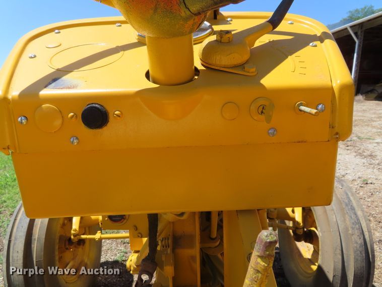 image for item DD6412 1967 International 2404 tractor