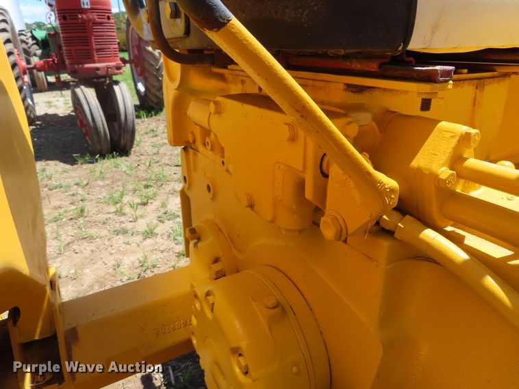 image for item DD6412 1967 International 2404 tractor