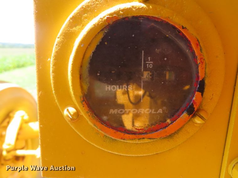 image for item DD6412 1967 International 2404 tractor