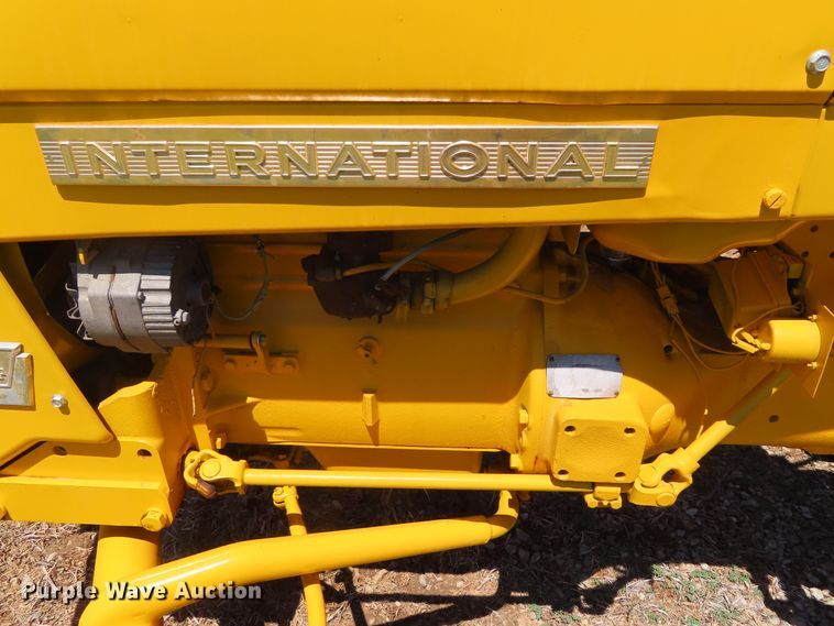 image for item DD6412 1967 International 2404 tractor