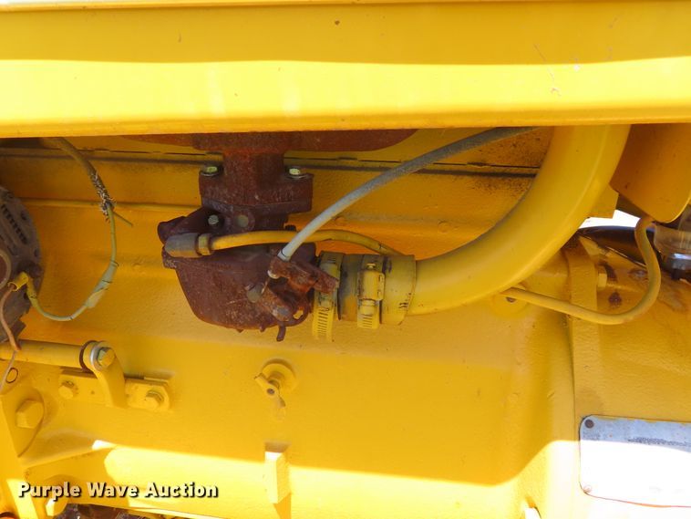 image for item DD6412 1967 International 2404 tractor