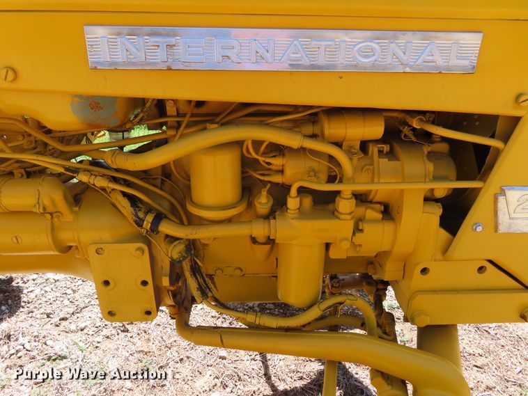 image for item DD6412 1967 International 2404 tractor