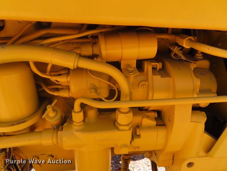 image for item DD6412 1967 International 2404 tractor