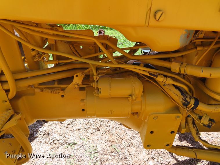 image for item DD6412 1967 International 2404 tractor