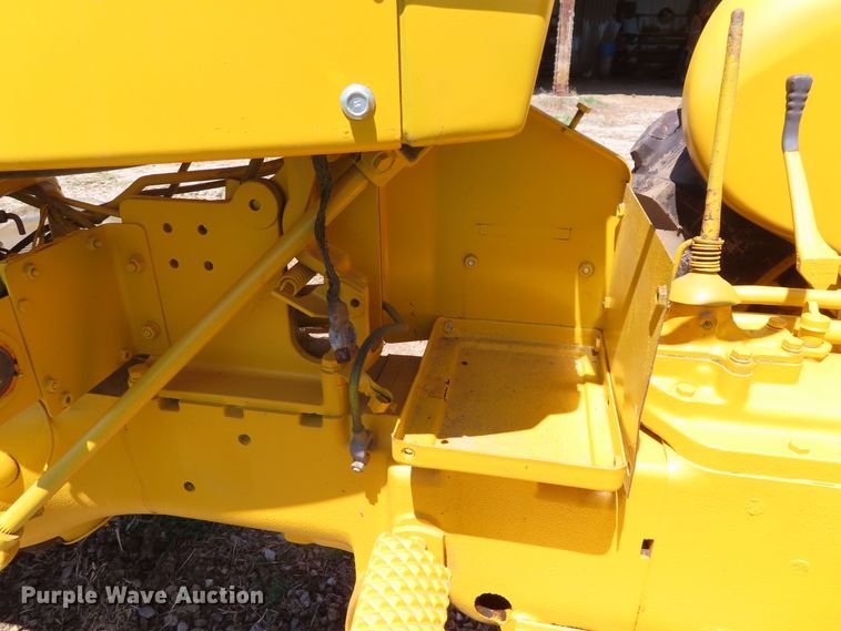 image for item DD6412 1967 International 2404 tractor