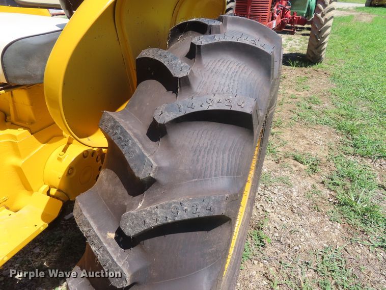 image for item DD6412 1967 International 2404 tractor