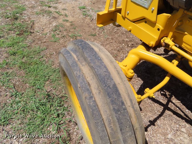 image for item DD6412 1967 International 2404 tractor