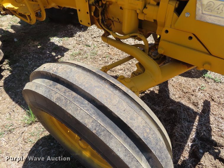 image for item DD6412 1967 International 2404 tractor