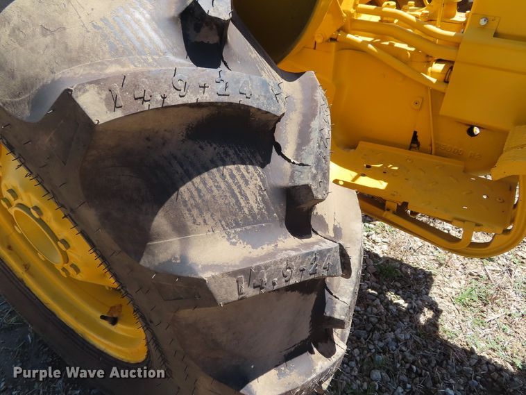 image for item DD6412 1967 International 2404 tractor