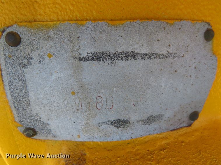 image for item DD6412 1967 International 2404 tractor