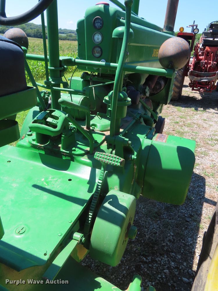image for item DD6413 1951 John Deere G tractor