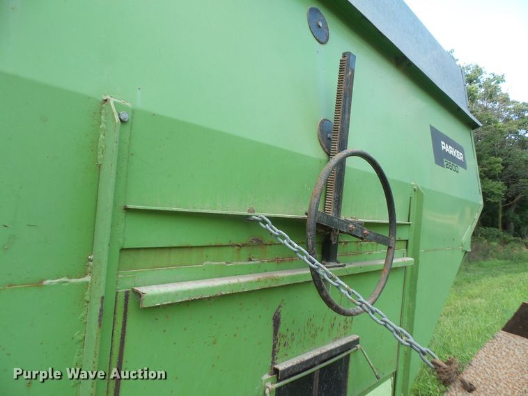 image for item DH2504 Parker 2600 gravity wagon