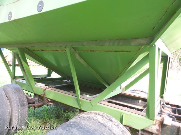 image for item DH2504 Parker 2600 gravity wagon